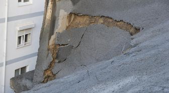 İstinat duvarı apartmanın üzerine böyle yıkıldı: 88 daire boşaltılmıştı