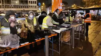 Almanya'da Türk ve Eritreli gençler evsizlere giyecek ve yemek yardımında bulundu