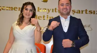 Komisere, nikahında meslektaşlarından takı yerine kelepçe