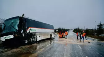 Eskişehir'de servis otobüsü ile traktörün çarpışması sonucu 1 kişi yaralandı