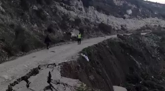 Karaburun'da facianın eşiğinden dönüldü: Çöken yol trafiğe kapatıldı