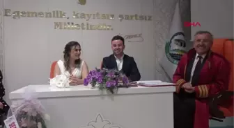 KOMİSERE, NİKAHINDA MESLEKTAŞLARINDAN TAKI YERİNE KELEPÇE