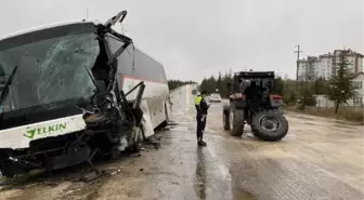 Servis otobüsü, traktör ve kamyonete çarptı