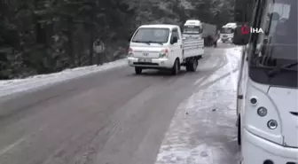 Kazdağları'nda etkili olan kar yağışı hayatı olumsuz etkiliyor