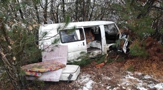 Yoldan çıkan minibüs ormanlık alana uçtu: 2 yaralı
