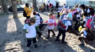 Bodrum'da öğrenciler belediye ekipleriyle sahilde çevre temizliği yaptı