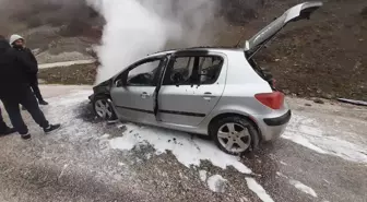 Merzifon'da seyir halindeyken yangın çıkan otomobilde hasar oluştu