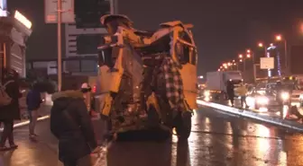 Son dakika haberleri... Beylikdüzü'nde hafriyat kamyonunun üst geçidin ayağına çarptığı anlar kamerada