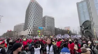 Binlerce kişi 'zorunlu aşı' karşıtı protesto yürüyüşü yaptı (2)