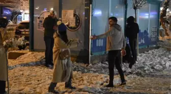 KAR YAĞIŞININ KEYFİNİ KARTOPU OYNAYARAK ÇIKARDILAR