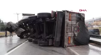 TALAŞ YÜKLÜ TIR DEVRİLDİ, YOL TRAFİĞE KAPANDI