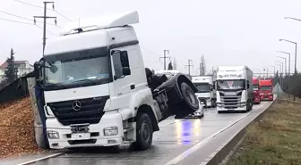 Tırın dorsesi devrildi, çevreyolu trafiğe kapatıldı