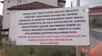 Arsasından geçirilen asfalt yolu duba ve filelerle kapattı