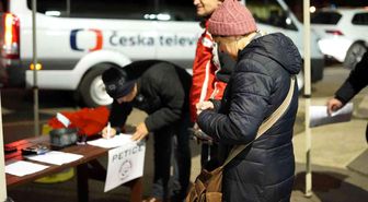Çekya'da aşı karşıtlarından Çek Devlet Televizyonu önünde protesto
