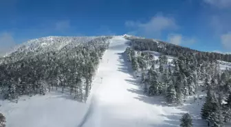 Kar yağışıyla beyaza bürünen Murat Dağı dronla görüntülendi