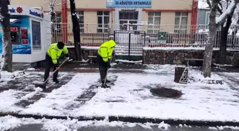 Cadde ve sokaklarda kar temizleme çalışmaları