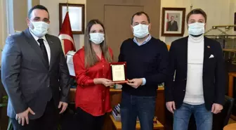 Dr. Miray Özden'e Süleymanpaşa Belediye Başkanı Cüneyt YÜKSEL tarafından teşekkür plaketi verildi. Yeni