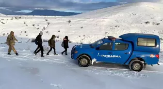 Son dakika haberleri... Kardan mahsur kalan öğrencileri jandarma kurtardı