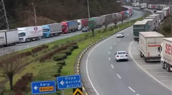 Üç ilçenin sahil yolunu esir aldı! Sarp Sınır Kapısı'nda 29 kilometrelik TIR kuyruğu