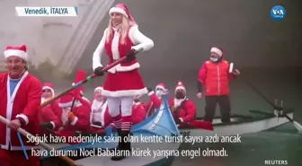 Venedik'te Noel Babalar Kızaklarını Gondollarla Değiştirdi