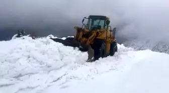 Batman'da şantiye ekipleri köyde mahsur kalan cenaze için seferber oldu