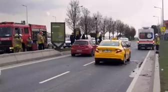 Beton bariyere çarpan motosiklet sürücüsü otomobilin altında kaldı