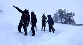 Hakkari'de yol açmaya çalışan karla mücadele ekibi tipiye yakalandı