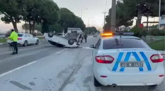 Refüje çarparak devrilen otomobildeki 4 kişi yaralandı