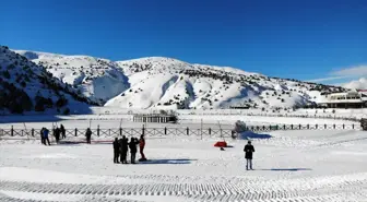 Son dakika haber | Yüzeyi buz tutan Ardıçlı Gölü mest ediyor