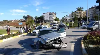 Son dakika haberleri! Antalya'da kırmızı ışık ihlali kaza getirdi: 2 yaralı