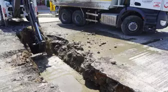 Ayvalık Belediyesi Fen İşleri ekipleri kentin farklı bölümlerinde yağmur suyu drenaj hattı çalışması başlattı