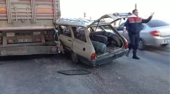 Tıra çarpan otomobildeki 4 kişi yaralandı