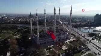 Türkiye'nin en büyük Türk bayrağı Adana Merkez Camii'ne asıldı