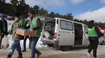 İHH gönüllüleri yaban hayvanları için doğaya yiyecek bıraktı