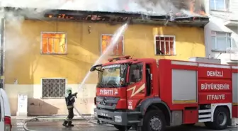 İki katlı ahşap ev yandı; anne ve kızı son anda kurtuldu