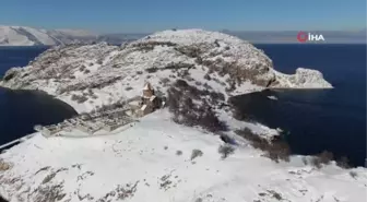 Akdamar Adası, beyaz gelinliğini giydi