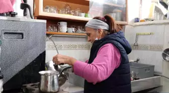 Bu kıraathanede çaylara kadın eli değiyor