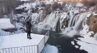 Muradiye Şelalesi beyaz gelinliğiyle misafirlerini ağırlıyor