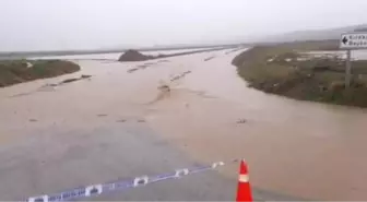 Uzunköprü'de sağanak; dereler taştı, yollar ulaşıma kapatıldı