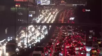 İstanbul'da trafik durma noktasına geldi, yoğunluk yüzde 85'e ulaştı