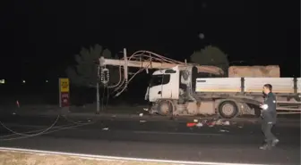 TIR direği devirdi; bölgede elektrik kesildi