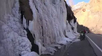 Tunceli'de havalar soğudu, 'Ağlayan Kayalar' buz tuttu