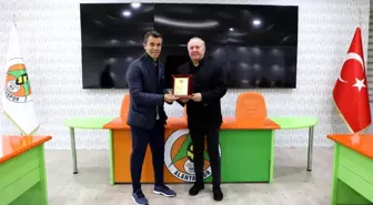 Alanyaspor ile yollarını ayıran Bülent Korkmaz'a plaket