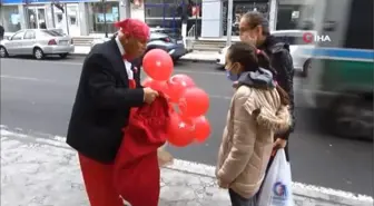 Son dakika... Ay yıldızlı elbisesi ile sokak sokak çocuklara hediye dağıtıyor