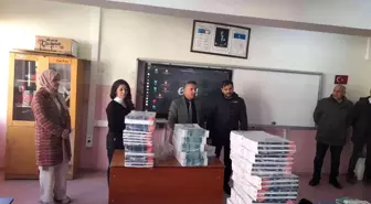 Belde belediyesi, bölgedeki öğrencilerin kitap ihtiyacını karşılamaya devam ediyor