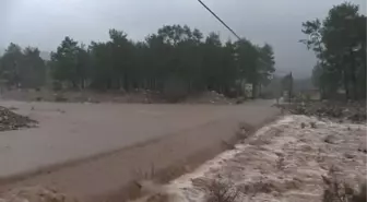 Olimpos bölgesinde aşırı yağışlar nedeniyle ulaşımda aksamalar yaşandı (2)