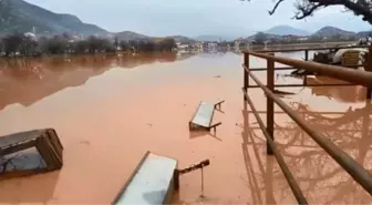 BURDUR'DA DERE SUYU TAŞTI, BAZI EVLER SU ALTINDA KALDI