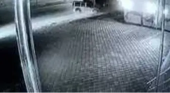 Park halindeki tıra çarpan hafif ticari aracın sürücüsü öldü