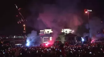 Beşiktaş'ta vatandaşlar Edis konseri ile yeni yıla girdi