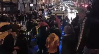 BEYOĞLU'NDA YOLU KAPATIP DANS ETTİLER